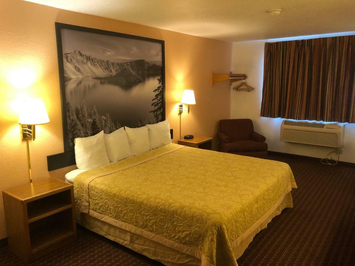 Super 8 By Wyndham The Dalles Or Екстериор снимка