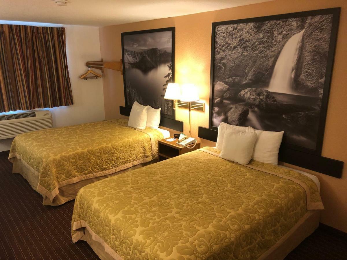Super 8 By Wyndham The Dalles Or Екстериор снимка